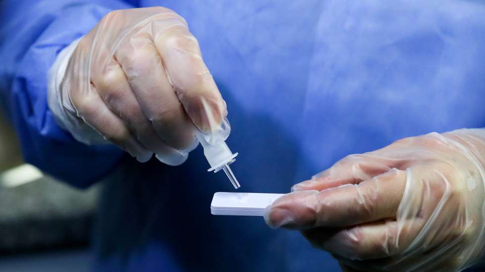 A diretora clínica da farmácia Marvila, Isaura Martinho, efetua um teste rápido antigénico na Farmácia Marvila, no âmbito do plano de testagem em massa gratuito, promovido pela CML, destinado aos residentes das freguesias do concelho com mais de 120 casos de covid-19 por 100 mil habitantes, em Lisboa, 31 de março de 2021. As dez freguesias inicialmente abrangidas pelo plano municipal de testagem são Ajuda, Alvalade, Arroios, Estrela, Marvila, Olivais, São Vicente, Santa Clara, Santa Maria Maior e Santo António. MANUEL DE ALMEIDA/LUSA