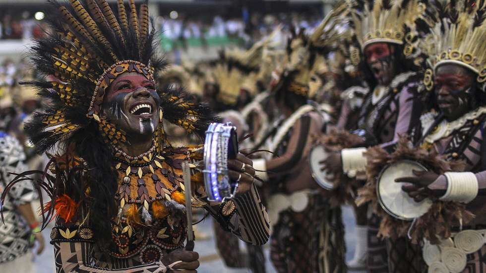 epa05818334 Members of the Special Group of the Beija-Flor samba school  perform during a parade held during Rio de Janeiro's Carnival at the Sambodromo in Rio de Janeiro, Brazil, 26 February 2017. A float accidentally ran over a group of participants injuring eight people after it lost control and crashed against one side of one of the pavillions, it was when it reversed to get back on track when it ran over eight of the participants taking part in the parade.  EPA/ANTONIO LACERDA