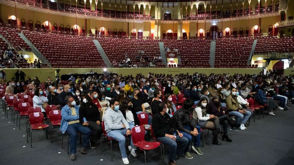 Espetadores assistem a um espetáculo de comédia em que todos os espetadores tiveram que realizar um teste para a Covid-19 e que teve como objetivo obter os estudos clínicos pelas autoridades de saúde que permitam o aumento das lotações de salas de espetáculos e a viabilidade de grandes eventos, como os festivais ou festas da cidade, no Campo Pequeno, em Lisboa, 09 de maio de 2021. JOSÉ SENA GOULÃO/LUSA