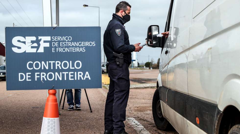 Um agente do Serviço de Estrangeiros e Fronteiras (SEF) verifica a identificação de um automobilista durante uma operação de controlo na entrada em Portugal pela fronteira do Caia (Elvas), 1 de fevereiro de 2021. As fronteiras foram repostas desde as 00:00 de domingo, dia 31 de janeiro, no âmbito das medidas para conter a propagação da covid-19 no território português. NUNO VEIGA/LUSA