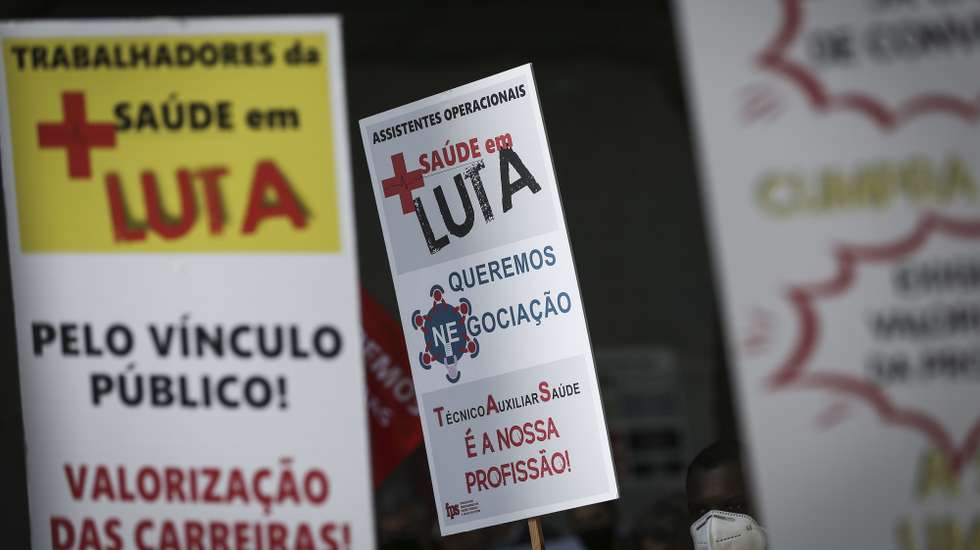 Profissionais de saúde manifestam-se na data em que se assinala o Dia Mundial da Saúde, organizada pelo Sindicato dos Enfermeiros Portugueses (SEP), Sindicato Nacional dos Técnicos Superiores de Saúde das Áreas de Diagnóstico e Terapêutica (STSS), Federação Nacional dos Médicos (FNAM), e Federação Nacional dos Sindicatos dos Trabalhadores em Funções Públicas e Sociais (FNSTFPS), para exigir o reforço e a valorização do Serviço Nacional de Saúde, em frente ao Ministério da Saúde, em Lisboa, 07 de abril de 2021. RODRIGO ANTUNES/LUSA