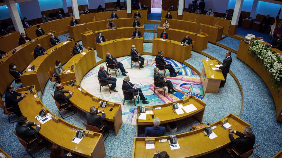 O Presidente do Governo Regional dos Açores, José Manuel Bolieiro (D), discursa durante a cerimónia de tomada de posse do Governo Regional dos Açores de coligação entre PSD, CDS e PPM realizada na Assembleia Legislativa da Região Autónoma dos Açores, Cidade da Horta, Ilha do Faial, Açores, 24 de novembro de 2020. EDUARDO COSTA/LUSA