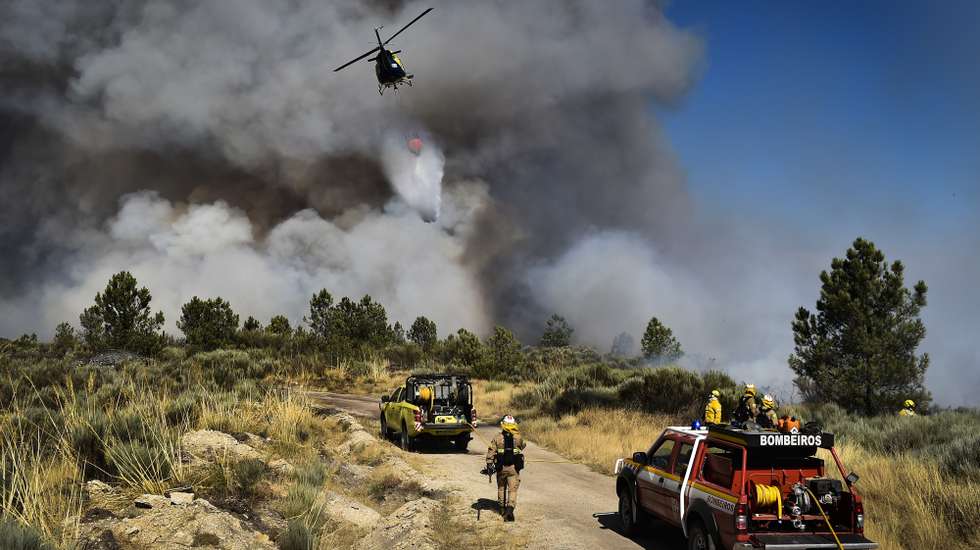 Bombeiros combatem um incêndio na freguesia de Rapa, Celorico da Beira, Guarda, 13 de agosto de 2022. De acordo com a página da Autoridade Nacional de Emergência e Proteção Civil, o incêndio está a ser combativo por 1327 operacionais, apoiados por 392 viaturas e 3 meios aéreos. NUNO ANDRÉ FERREIRA/LUSA