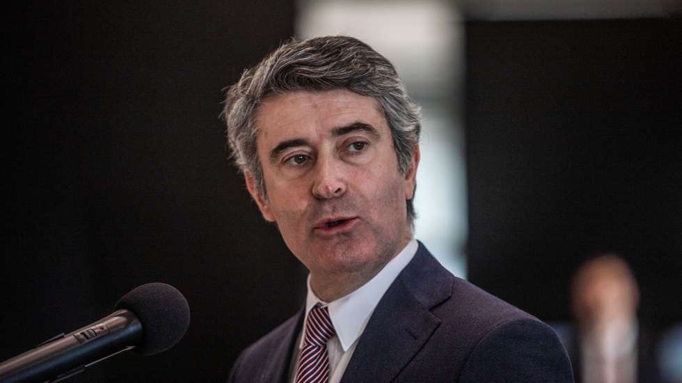 O ministro da Administração Interna, José Luís Carneiro, intervém durante a cerimónia militar comemorativa do Dia da Unidade, organizada pelo Comando Territorial dos Açores, Ponta delgada, Açores, 10 de fevereiro de 2023. EDUARDO COSTA/LUSA