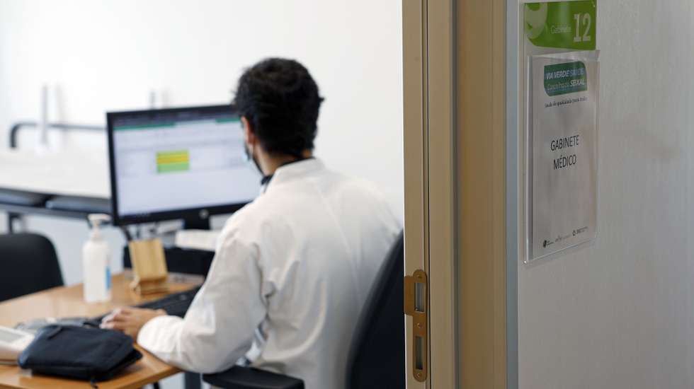 Reportagem sobre a medida Via Verde, que permite aos utentes sem médico de família marcar de véspera, pelo telefone, uma consulta e serem atendidos por elementos de uma equipa composta por médicos, enfermeiros e assistentes, no Centro de Saúde de Corroios, em Almada, 26 de janeiro de 2023. (ACOMPANHA TEXTO DO DIA 06 FEVEREIRO 2023)  ANTÓNIO PEDRO SANTOS/LUSA