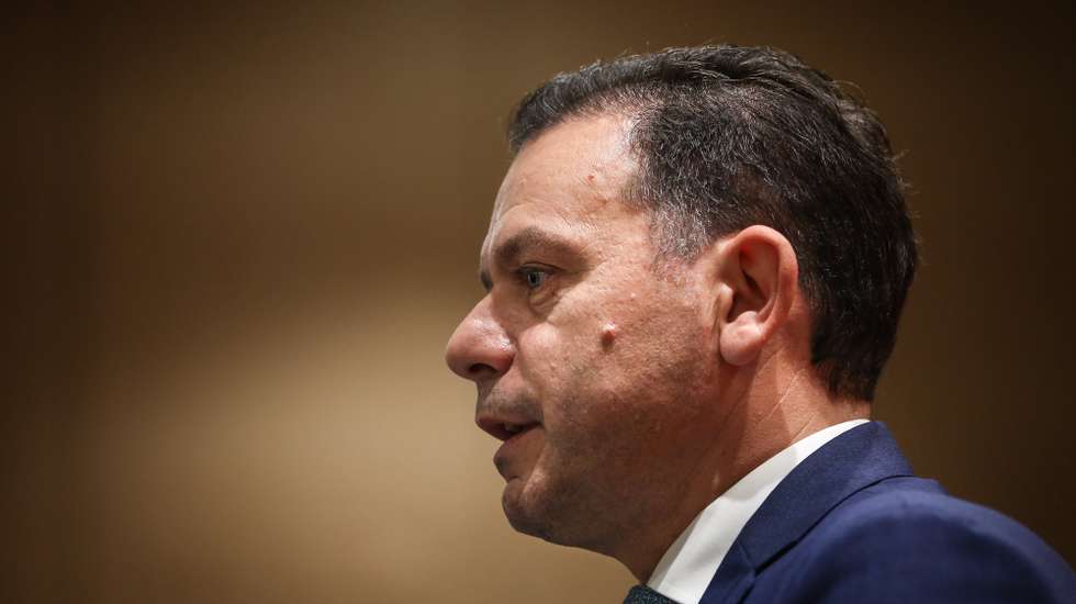 O presidente do Partido Social Democrata (PSD), Luís Montenegro, dircursa durante o encontro "Mulheres e o Mercado de Trabalho", em Lisboa, 07 de março de 2023. RODRIGO ANTUNES/LUSA