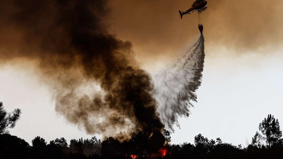 Bombeiros combatem o fogo, na zona de Aljezur, concelho de Odemira. Estão no combate às chamas 633 operacionais, apoiados por 206 viaturas terrestres e 10 meios aéreos. O incêndio, que deflagrou na zona de Baiona, na freguesia de São Teotónio, a meio da tarde de sábado, já obrigou a evacuar quatro locais no concelho de Odemira (Vale dos Alhos, Vale de Água, Choça dos Vales e Relva Grande) e uma unidade de turismo rural, num total de mais de 100 pessoas retiradas, 07 de agosto de 2023. LUÍS FORRA/LUSA