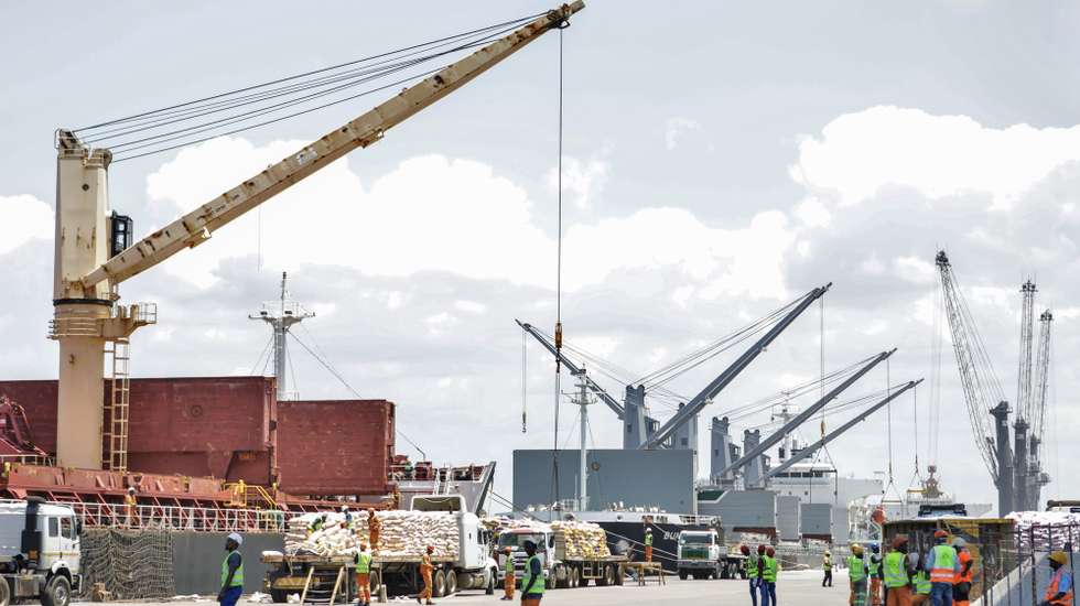 Vista geral do porto de Maputo, em Maputo, Moçambique, 29 de janeiro de 2024. A concessionária do porto de Maputo prevê investir nos próximos três anos 600 milhões de dólares (553,4 milhões de euros) na expansão da infraestrutura portuária, a primeira fase de investimento na adenda ao contrato de concessão, até 2058. (ACOMPANHA TEXTO DA LUSA DO DIA 05 DE JANEIRO DE 2024). LUÍSA NHANTUMBO/LUSA