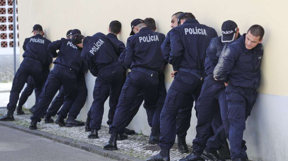 Alunos da Escola Prática de Policia treinam para ser futuros agentes da PSP, 20 fevereiro 2024 em Torres Novas. (ACOMPANHA TEXTO DA LUSA DO DIA 25 FEVEREIRO 2024). PAULO CUNHA/LUSA