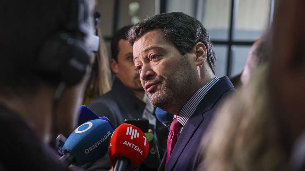 O presidente do Chega, André Ventura fala aos jornalistas à entrada no almoço/comício da campanha do partido para as eleições legislativas de 10 de março, num restaurante em Coimbra, 2 de março de 2024. O Presidente da República decretou a 15 de janeiro a dissolução do parlamento e a convocação de eleições legislativas antecipadas para 10 de março, na sequência da demissão do primeiro-ministro, António Costa, apresentada em 07 de novembro, por causa da Operação Influencer, e de imediato aceite pelo Presidente da República. PAULO NOVAIS/LUSA