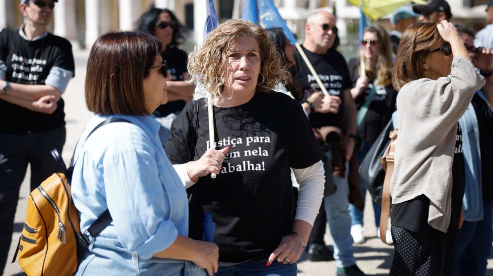 Delegados e dirigentes sindicais protestam em frente ao Ministério da Justiça durante uma manifestação convocada pelo Sindicato dos Funcionários Judiciais, em Lisboa, 07 de maio de 2024. O protesto tem como base a ausência de qualquer calendário negocial ou proposta para responder às reivindicações do setor na reunião realizada com a ministra da Justiça em abril. ANTÓNIO PEDRO SANTOS/LUSA