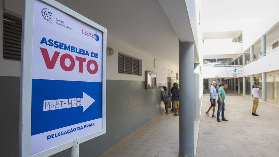 Uma placa indica a direção para as mesas de voto nas eleições autárquicas de Cabo Verde, na Escola Secundária Abílio Duarte, Cidade da Praia, 1 de dezembro de 2024. As mesas de voto começaram a abrir em Cabo Verde para as nonas eleições autárquicas do arquipélago, das 08:00 às 18:00 (das 09:00 às 19:00 em Lisboa), estando inscritos 352 mil eleitores nos 22 municípios das 10 ilhas. ELTON MONTEIRO/LUSA