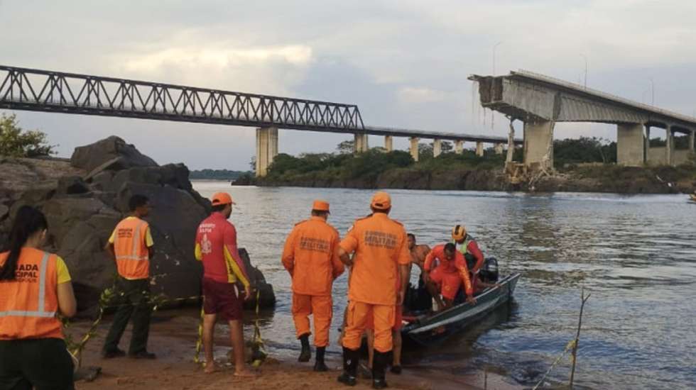 epa11791216 A handout photo made available by the Tocantins Military Fire Department shows rescue workers following a bridge collapse in Tocantins, Brazil, 23 December 2024. Search and rescue efforts are being coordinated by the Fire Department after the JK Bridge, which connects the municipalities of Aguiarnopolis and Estreito, collapsed on 22 December, leaving at least two people dead and 12 still missing.  EPA/TOCANTINS MILITARY FIRE DEPARTMENT HANDOUT -- BEST QUALITY AVAILABLE -- MANDATORY CREDITHANDOUT EDITORIAL USE ONLY/NO SALES