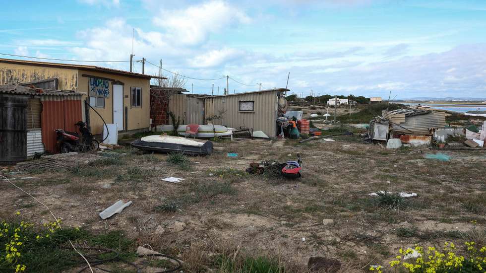 Alguns dos moradores do extremo nascente da Praia de Faro não estão dispostos a abandonar as suas casas, consideradas construções ilegais, e pedem às autoridades que os equiparem aos residentes da ilha da Culatra. O processo, que implica o realojamento dos moradores em apartamentos arrasta-se há mais de uma década, tendo o Governo na passada semana anunciado um pacote de investimentos que inclui a remoção de construções clandestinas na Península do Ancão, 07 de janeiro de 2025.(ACOMPANHA TEXTO DO DIA 09 DE DEZEMBRO DE 2025) LUIS FORRA/LUSA