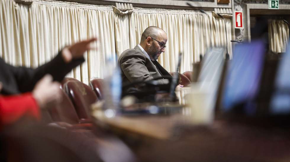 O deputado eleito pelo Chega (CH) e agora não inscrito, Miguel Arruda, durante a sessão plenária na Assembleia da República, em Lisboa, 24 de janeiro de 2025. Miguel Arruda é suspeito de ter furtado malas dos aeroportos de Lisboa e Ponta Delgada. ANTÓNIO PEDRO SANTOS/LUSA
