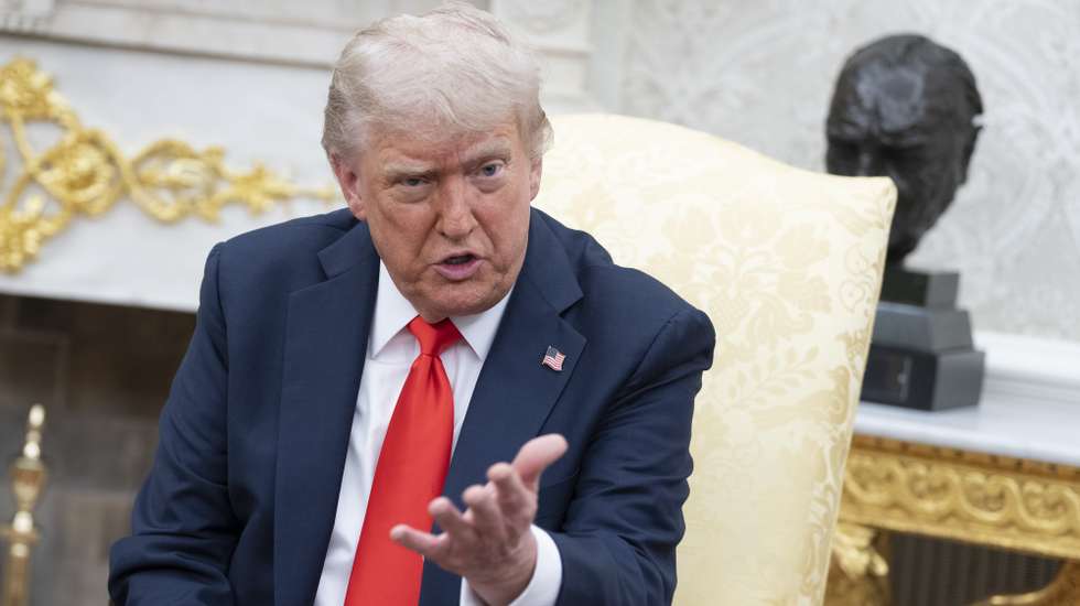 epa12158266 US President Donald Trump speaks during a meeting with German chancellor at the Oval Office of the White House in Washington, DC, USA, 05 June 2025.  EPA/CHRIS KLEPONIS / POOL