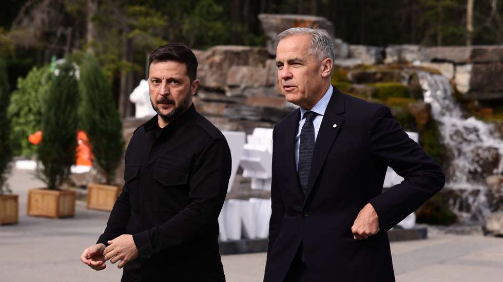 epa12181321 Prime Minister of Canada Mark Carney (R) welcomes President of Ukraine Volodymyr Zelensky (L) to the G7 Summit in Kananaskis, Canada, 17 June 2025. World leaders are gathering from 15 to 17 June 2025 for the annual G7 Summit.  EPA/TERESA SUAREZ / POOL