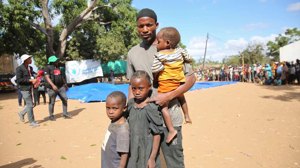 Mussa António, 29 anos, posa com os seus filhos, com quem teve de fugir de ataques de grupos armados em Chiúre e, no trajeto, perdeu o rastro de dois irmãos mais velhos, com quem vivia, Cabo Delgado, Moçambique, 29 de julho de 2025. Vários distritos de Cabo Delgado, sobretudo Chiúre, estão a registar uma crescente atividade por parte de elementos destes grupos nos últimos dias. Na semana passada, extremistas reivindicarem também a decapitação, em locais diferentes, de pelos menos três cristãos moçambicanos. (ACOMPANHA TEXTO DA LUSA DO DIA 09 DE AGOSTO DE 2025). LUÍSA NHANTUMBO