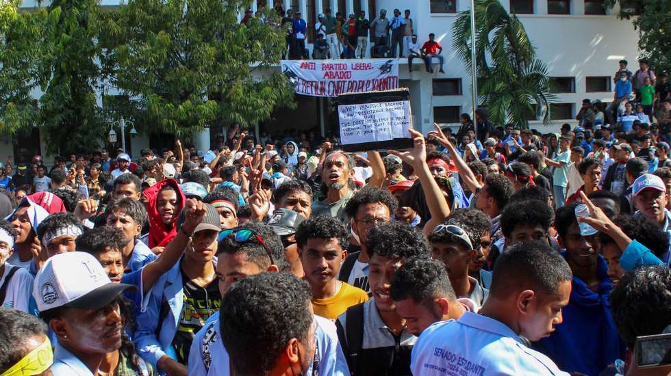 Estudantes universitários manifestam-se frente à Universidade Nacional de Timor-Leste (UNTL), em Díli, Timor-Leste, 16 de setembro de 2025. Os estudantes de quatro universidades de Timor-Leste iniciaram segunda-feira um protesto contra as regalias dos deputados, que acabou por ser disperso com gás lacrimogéneo pela polícia, depois de os manifestantes atirarem pedras e outros objetos contra o Parlamento Nacional, onde decorria a abertura da terceira sessão da sexta legislatura. ANTÓNIO AMARAL/LUSA