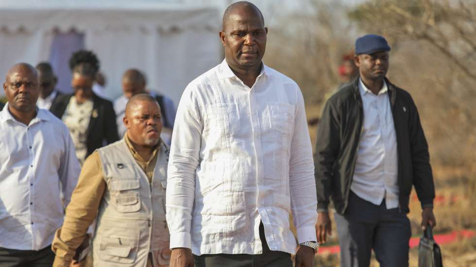 O Presidente moçambicano, Daniel Chapo (C), classificou hoje a instalação na província de Gaza da primeira instância hoteleira do grupo Aman na África subsariana como "marco histórico", colocando Moçambique na rota do turismo global, tendo já gerado 300 empregos. "Este é o primeiro hotel do grupo Aman em toda a África Subsaariana, e veio para a República de Moçambique", disse o chefe de Estado, ao lançar, no distrito de Massingir, sul do país, o projeto Karingani &amp; Pomene, iniciativa daquele grupo internacional, em parceria com a Karingani Game Reserve. LUISA NHANTUMBO/LUSA
