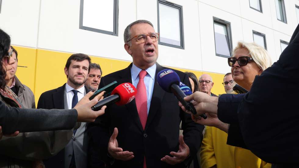 António José Seguro, candidato à Presidência da República, fala aos jornalistas durante a visita à Residência Universitária de Calhariz-Benfica, em Lisboa, 04 dezembro 2025.    MANUEL DE ALMEIDA/LUSA