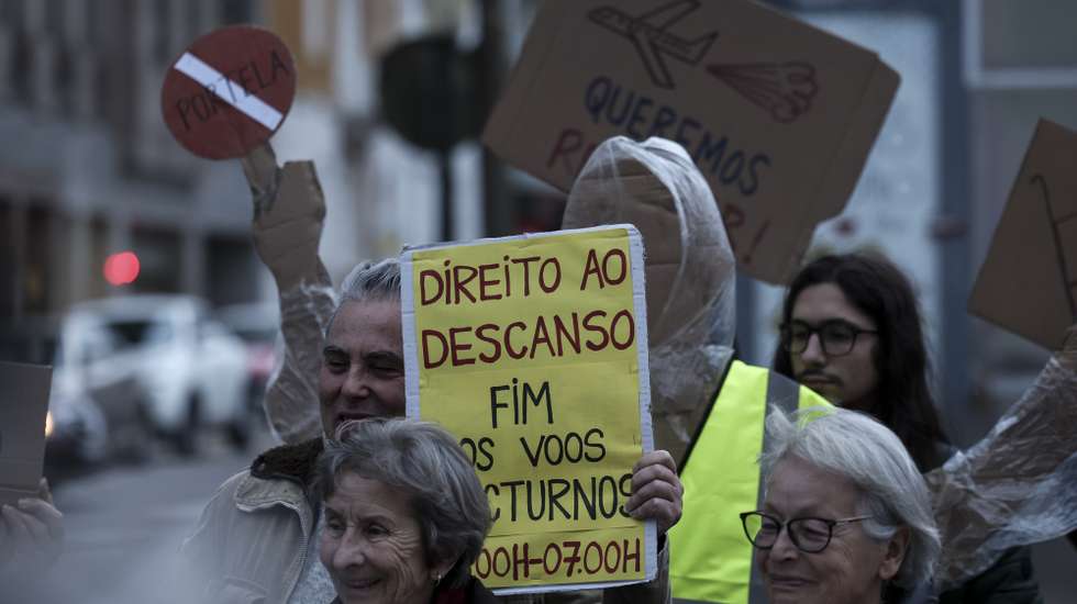 Concentração pela construção urgente do novo Aeroporto de Lisboa, junto à Culturgest, em Lisboa,  18 de março de 2026. Uma iniciativa da Plataforma “Aeroporto Fora, Lisboa Melhora” para mostrar o descontentamento das pessoas que residem, trabalham ou estudam em zonas afetadas pelo ruído e poluição gerados pelos aviões que aterram e descolam do Aeroporto Humberto Delgado e exigir a construção urgente do novo aeroporto de Lisboa, o fim das obras de expansão do Aeroporto Humberto Delgado, o fim dos voos noturnos, o encerramento do Aeroporto Humberto Delgado. CARLOS M. ALMEIDA/LUSA