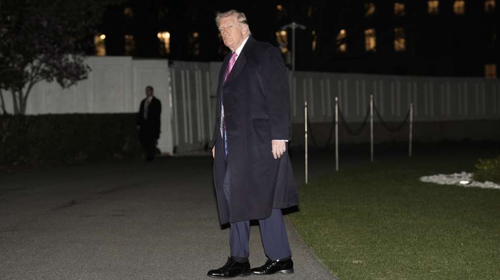 epa12859607 US President Donald Trump walks on the South Lawn of the White House upon his return to Washington, DC, USA, 29 March 2026.  EPA/Yuri Gripas / POOL