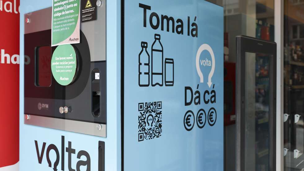 Máquina automática "Volta" de recolha de embalagens de bebidas não reutilizáveis