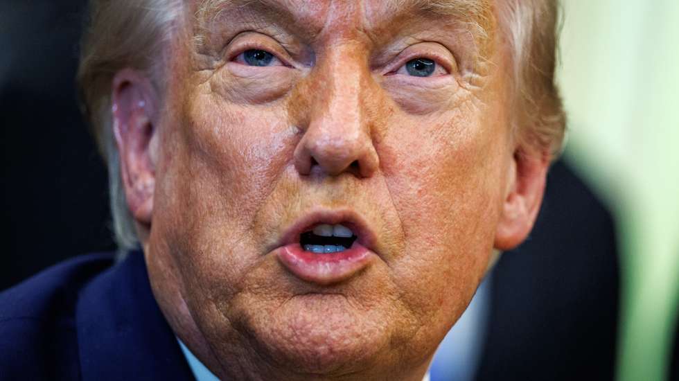 epa13016825 US President Donald Trump answers questions from the news media after an announcement on 'Beautiful, Clean Coal' in the Oval Office of the White House in Washington, DC, USA, 04 June 2026. Trump announced a plan to invest 700 million US dollars in coal plants and energy infrastructure under the Defense Production Act.  EPA/SAMUEL CORUM / POOL