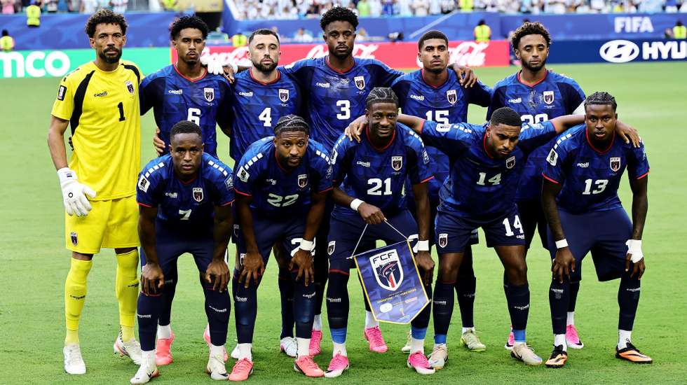 epa13084580 The starting eleven of Cape Verde pose for the team picture before the FIFA World Cup 2026 Round of 32 match Argentina against Cape Verde, in Miami, USA, 03 July 2026.  EPA/RONALD WITTEK