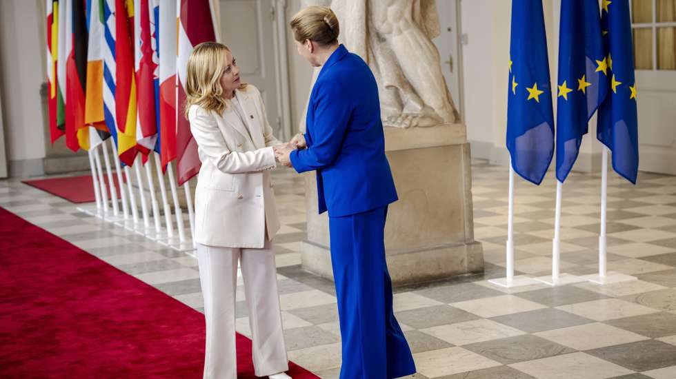 epa12420205 Denmark's Prime Minister Mette Frederiksen (R) welcomes Italian Prime Minister Giorgia Meloni at Christiansborg Castle in Copenhagen, Denmark, 01 October 2025, for an informal meeting of EU heads of state and government.  EPA/MADS CLAUS RASMUSSEN  DENMARK OUT