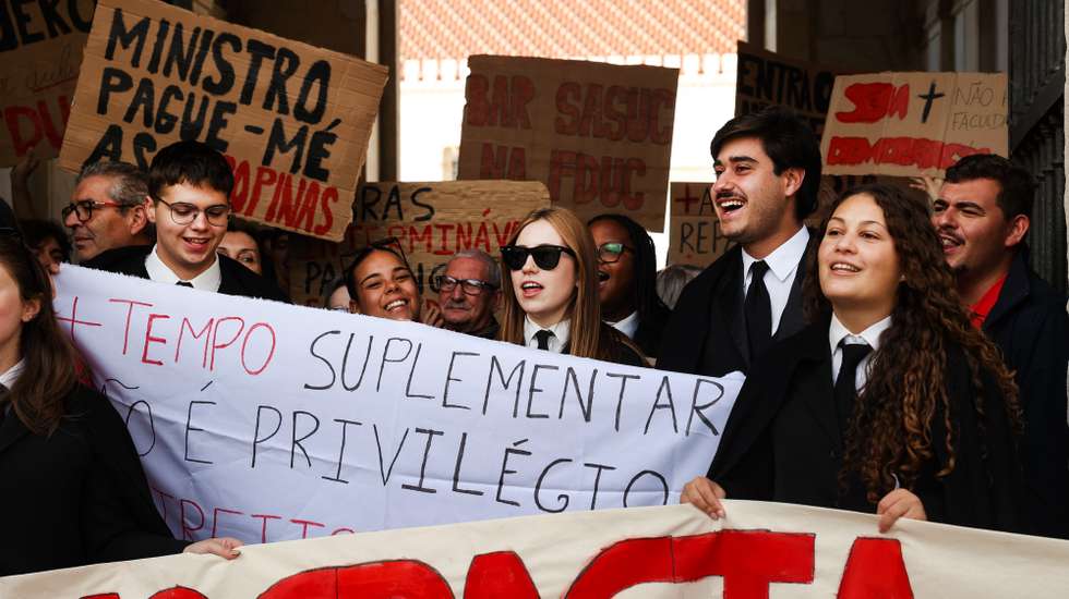 Estudantes da Universidade de Coimbra durante a manifestação contra a redução do tempo complementar de exame para alunos com necessidades educativas especiais, na Porta Férrea da Universidade de Coimbra, 22 de outubro de 2026. PAULO NOVAIS/LUSA