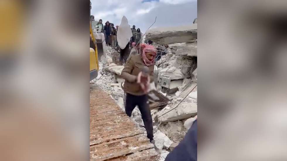 O vídeo que circulou nas redes sociais mostra a bebé a ser retirada dos escombros logo após o nascimento
