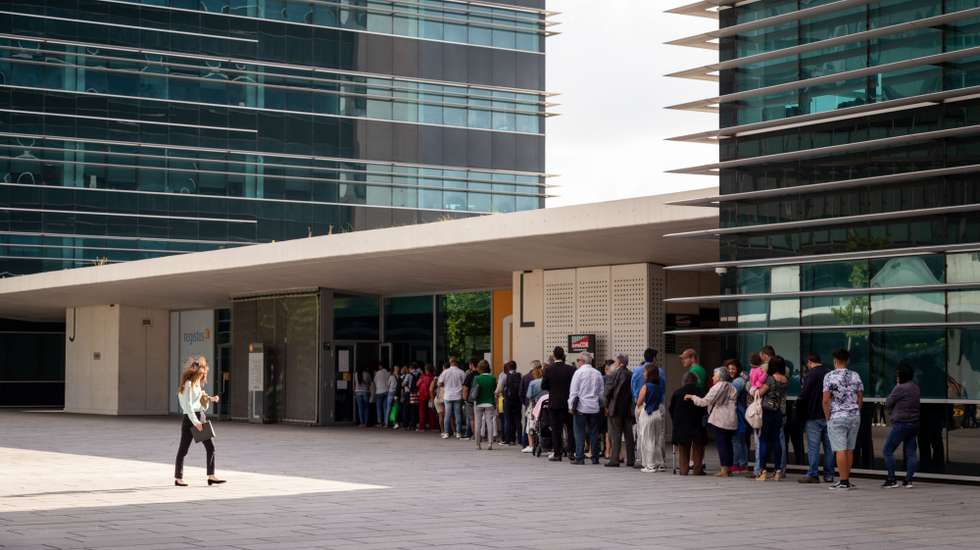 Os atrasos e longas filas nos serviços de registo e notariado não são novos e já em 2019 tinham sido motivo de polémica