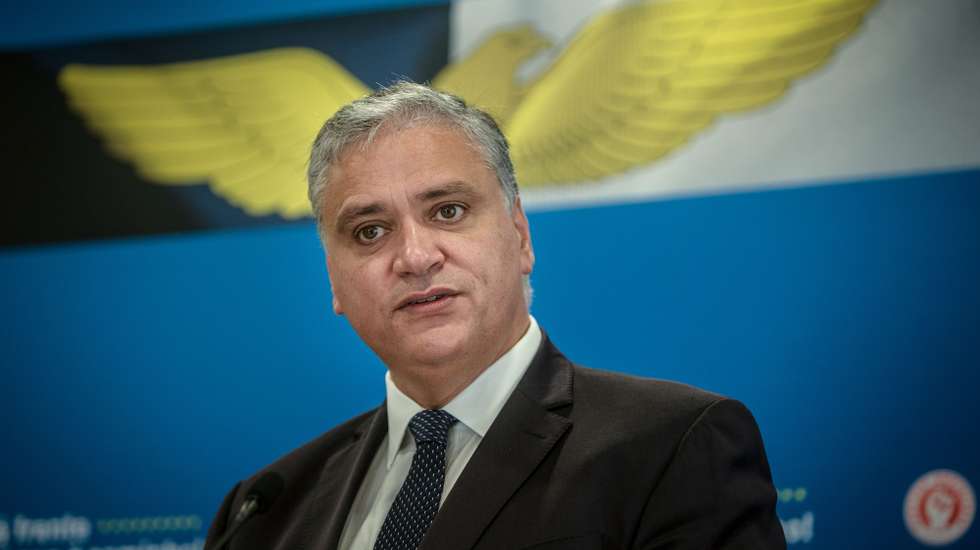 O presidente do PS/Açores, Vasco Cordeiro, fala aos jornalistas durante uma conferencia de Imprensa sobre a tomada de posição do representante da República para os Açores Pedro Catarino que justificou a nomeação do social-democrata com o facto de a coligação PSD/CDS-PP/PPM (26 deputados) ter o apoio parlamentar de Chega (dois deputados) e Iniciativa Liberal (um deputado), garantindo assim maioria absoluta no hemiciclo regional, com 29 dos 57 lugares, Ponta Delgada Ilha de São Miguel, nos Açores 08 de novembro  2020. EDUARDO COSTA /LUSA