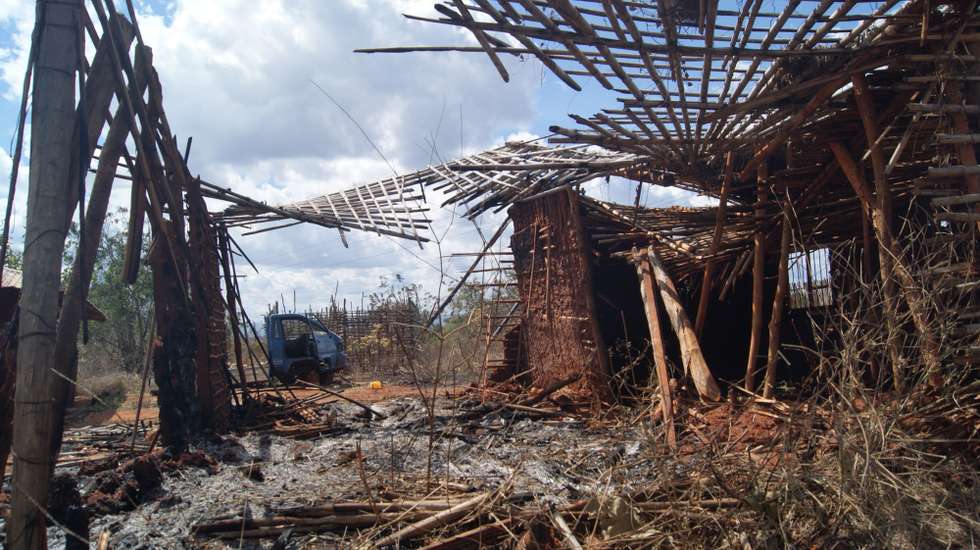 Ruínas de uma casa destruída por rebeldes na aldeia 19 de outubro, em Quissanga, Cabo Delgado, Moçambique, 21 de agosto de 2021. As vilas e aldeias devastadas por rebeldes nos distritos de Quissanga e Macomia têm as marcas do terror estampadas em cada esquina e, entre ruínas, ensaia-se a reconstrução, mas o trauma é grande e paira ainda o medo entre as comunidades (ACOMPANHA TEXTO DO DIA 23 DE AGOSTO DE 2021). LUÍSA NHANTUMBO/LUSA