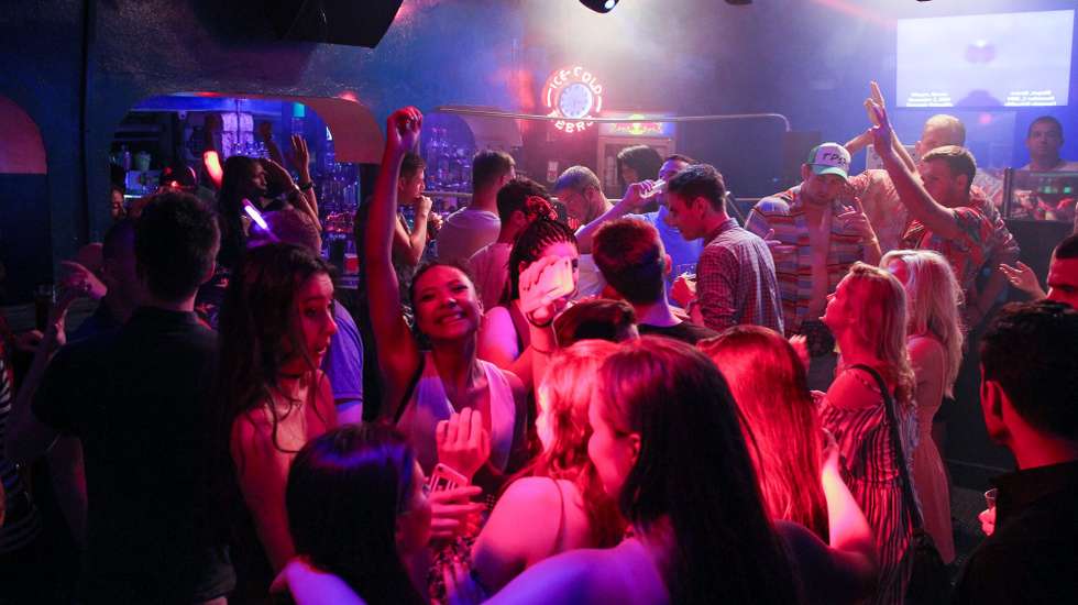 86% das raparigas consumiram bebidas alcoólicas nos 12 meses anteriores ao inquérito, contra 84% dos rapazes