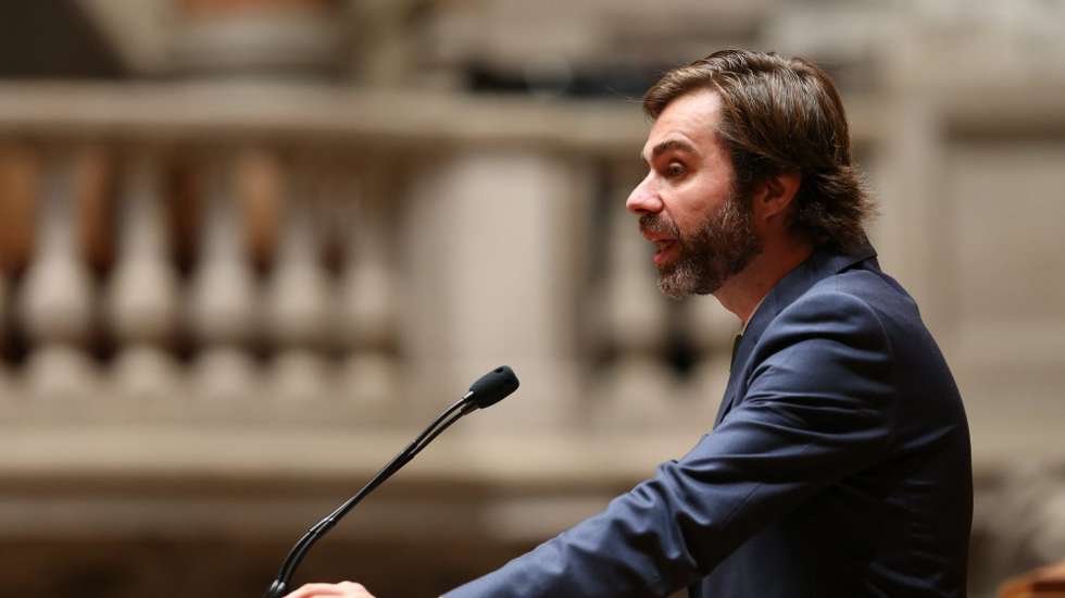 No período de declarações políticas, no parlamento, João Almeida escolheu o tema da Defesa Nacional, afirmando que "este Governo recebeu umas Forças Armadas desvalorizadas"