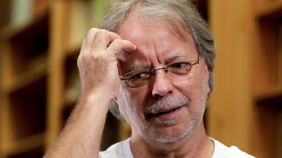 O escritor moçambicano Mia Couto durante uma entrevista à agência Lusa em Lisboa, 10 de outubro de 2019. (ACOMPANHA TEXTO DO DIA 12 DE OUTUBRO DE 2019). TIAGO PETINGA/LUSA