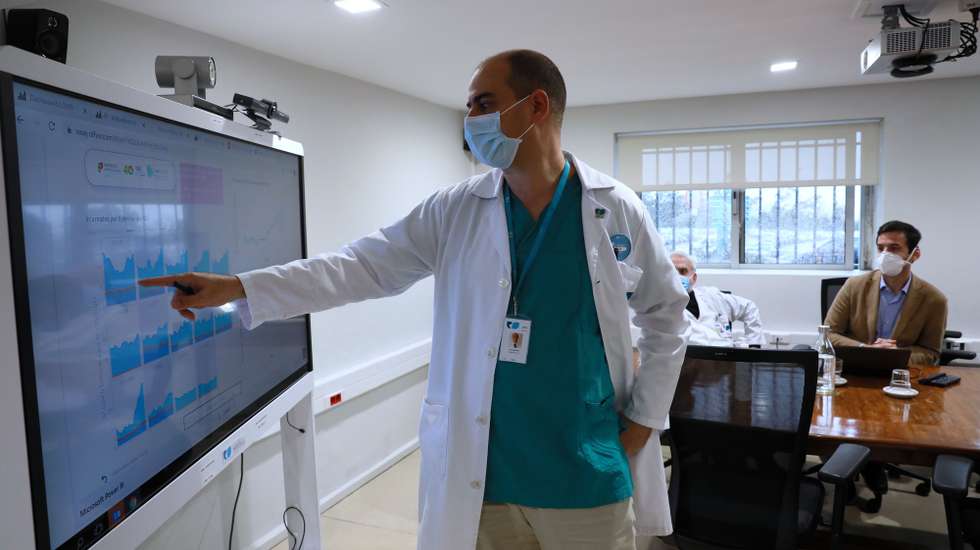 Rui Guimarães, presidente do Conselho de Administração do Centro Hospitalar de Vila Nova de Gaia/Espinho durante uma reunião, 20 janeiro 2021. No hospital de Gaia, são 101 os doentes internados em enfermarias e 15 os que estão nos cuidados intensivos, maioritariamente com 60, 70 e 80 anos. (ACOMPANHA TEXTO DO DIA 21 JANEIRO 2021) ESTELA SILVA / LUSA