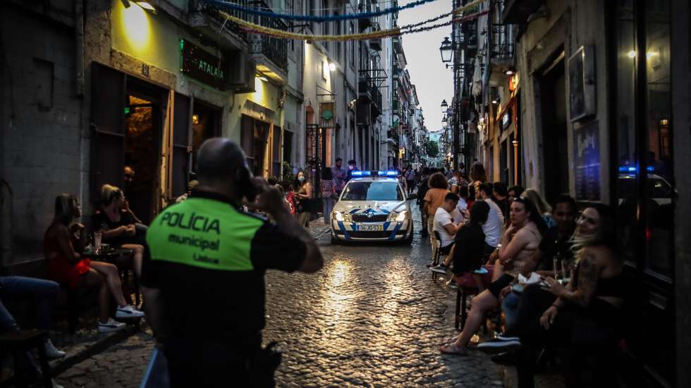 Ação de fiscalização da ASAE em parceria com a Polícia Municipal de Lisboa a estabelecimentos comerciais e restauração no âmbito das medidas de restrição da covid-19, no Bairro Alto, em Lisboa, 25 de junho de 2021. MÁRIO CRUZ/LUSA