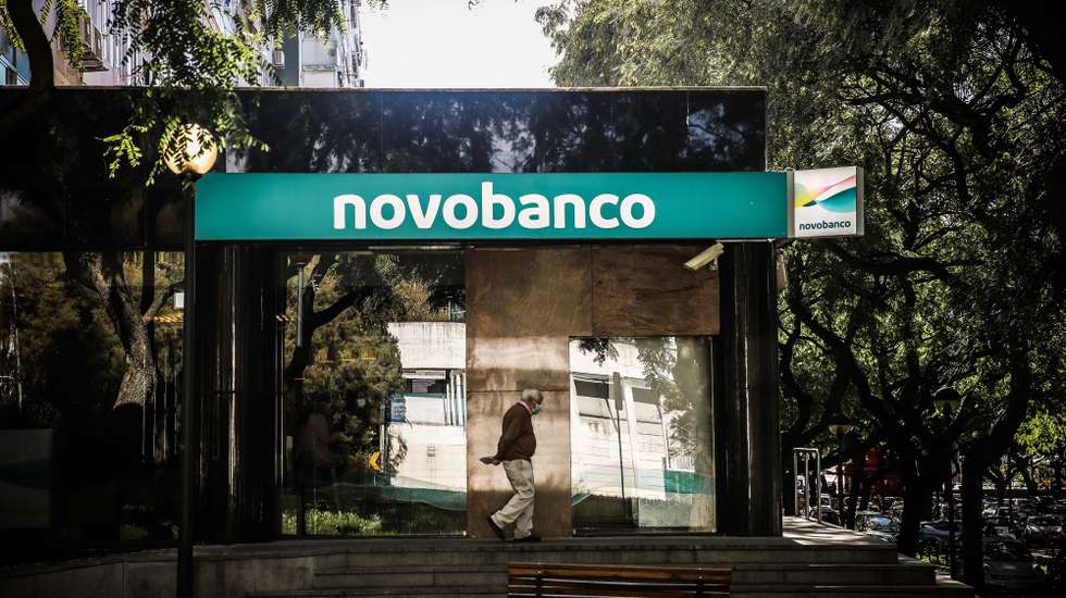 Uma pessoa passa por um balcão do Novo Banco após a aplicação da nova imagem de marca, em Lisboa, 8 de novembro de 2021. MÁRIO CRUZ/LUSA