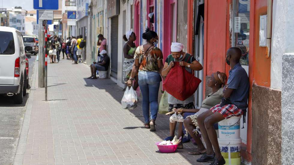 Populares nas compras, tentam lidar com aumento dos preços dos produtos, na cidade da Praia, Cabo Verde, 12 de abril de 2022. Do milho ao azeite, do óleo ao arroz, passando pelos combustíveis, pão, açúcar, farinha, carnes, são alguns dos produtos cujas subidas de preços os cabo-verdianos consideram exageradas e pedem intervenção do Governo e das autoridades reguladoras. (ACOMPANHA TEXTO DA LUSA DO DIA 18 DE ABRIL DE 2022). ELTON MONTEIRO/LUSA