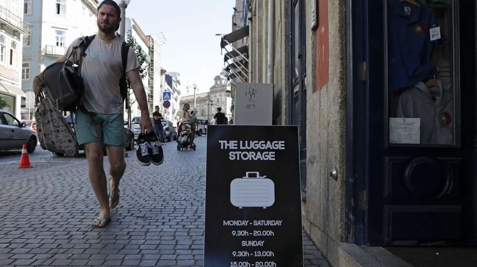 Estabelecimento na rua Mouzinho da Silveira para depósitar bagagens no Porto, 17 de agosto de 2017. O negócio dos ‘lockers’, cacifos para guardar bagagens, floresce no Porto para colmatar uma lacuna no mercado do alojamento local, invadindo cafés, lojas de ‘design’ ou de aluguer de bicicletas e ‘scooters’ ou estações de metro e comboios. (ACOMPANHA TEXTO DE 21/08/2017) JOSÉ COELHO/LUSA