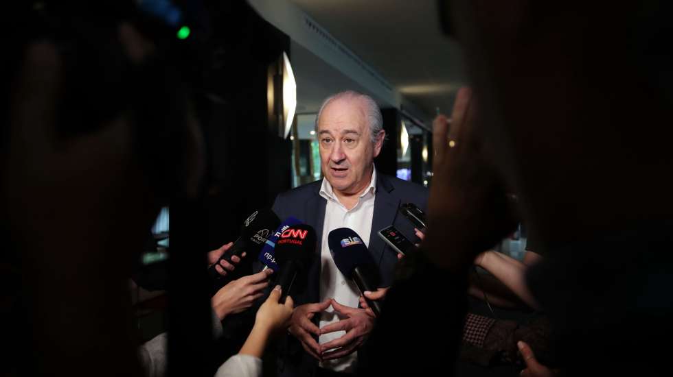 O presidente do PSD Rui Rio fala com a comunicação social à margem das celebrações do 48.º aniversário do PSD, no Porto, 06 de maio 2022. ESTELA SILVA/LUSA