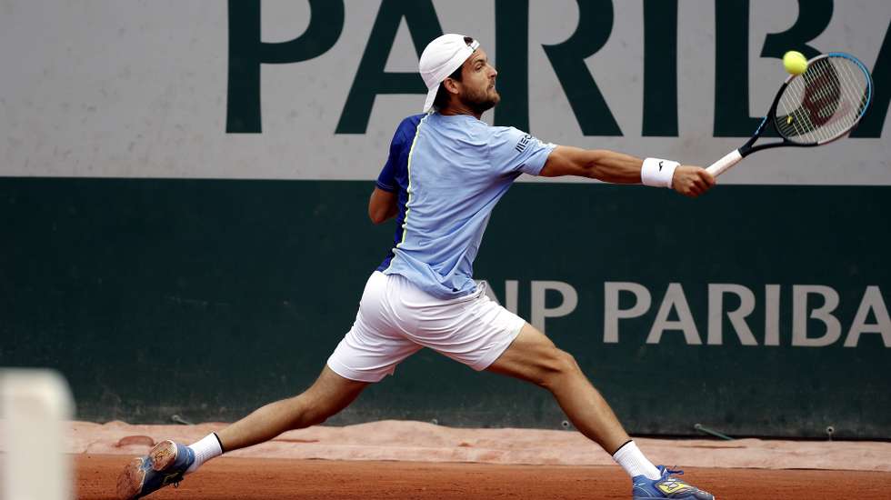 epa09971149 Joao Sousa of Portugal plays Chun-Hsin Tseng of Taiwan in their men’s first round match during the French Open tennis tournament at Roland ​Garros in Paris, France, 24 May 2022.  EPA/CHRISTOPHE PETIT TESSON