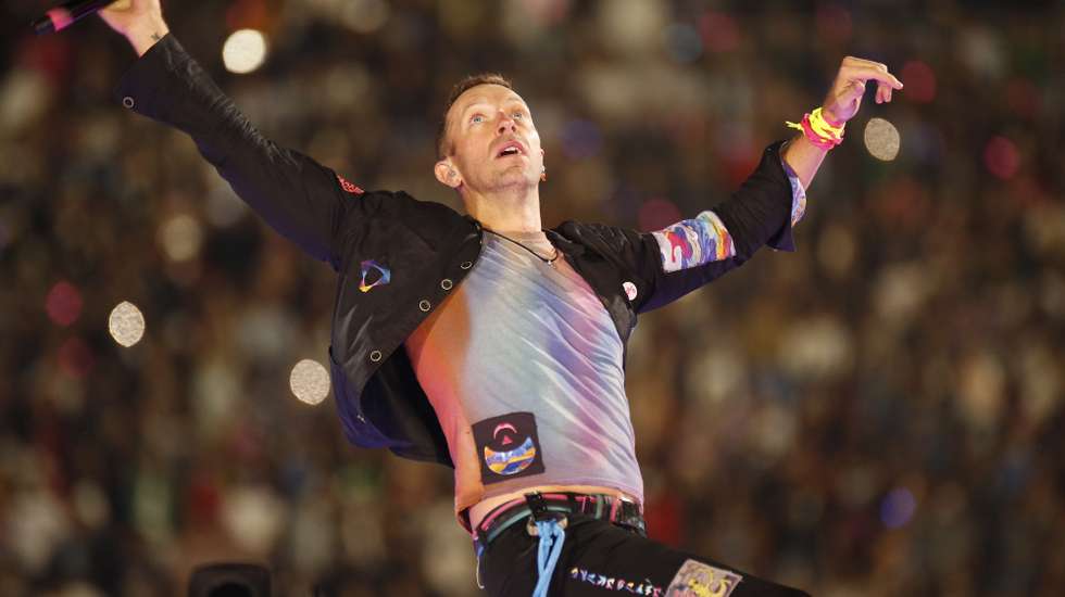 epa09859918 The vocalist of the British rock-pop band Coldplay Chris Martin performs, as part of his 'Music of the Spheres' world tour, at the Akron Stadium in Zapopan, Jalisco state, Mexico, 29 March 2022.  EPA/Francisco Guasco