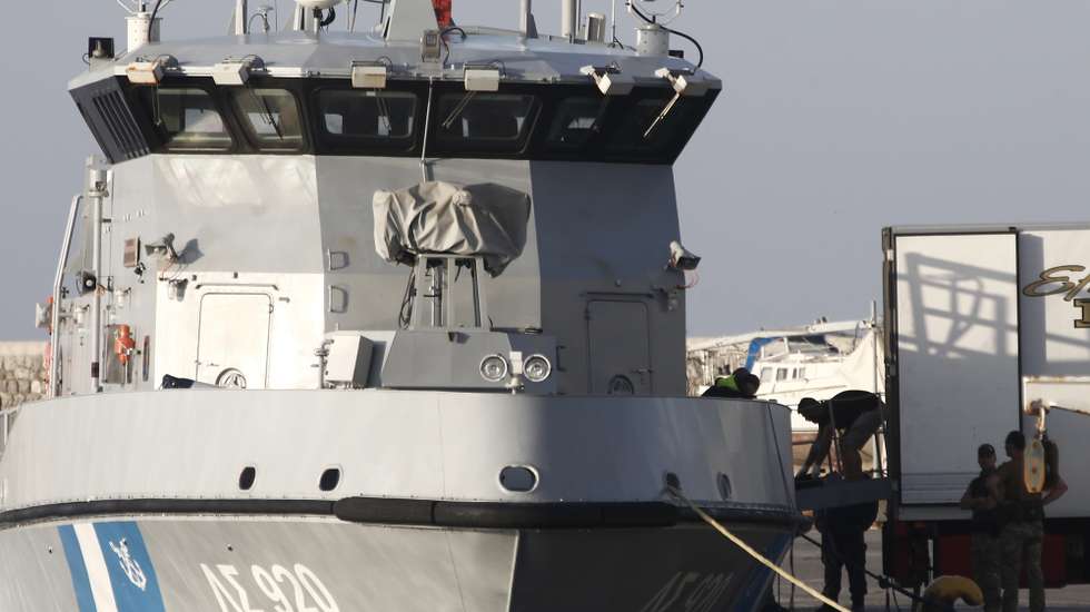 epa10692199 Greek coast guards carry the dead bodies of refugees and migrants from a coast guard ship, at the port of Kalamata, southwest of Athens, Greece, 15 June 2023, following a deadly shipwreck off Pylos. A total of 104 individuals were rescued, while 78 bodies were recovered, after a fishing boat capsized in international waters 47 nautical miles southwest of the Peloponnese coast and the town of Pylos. The number of people missing remains unknown.  EPA/YANNIS KOLESIDIS
