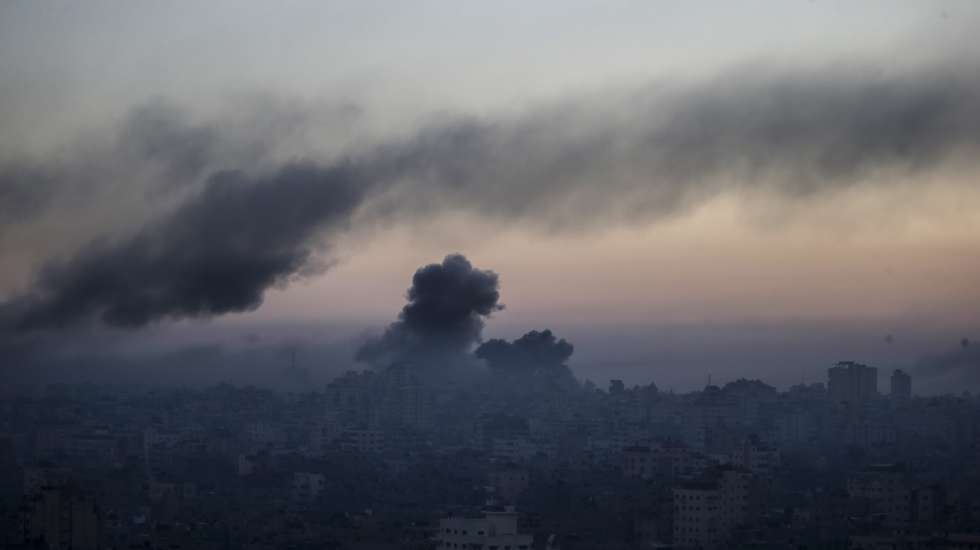 epa10917066 Smoke rises following Israeli air strikes and warning of increased military operations in the northern Gaza Strip, 13 October 2023. The Israeli Defense Force (IDF) on 13 October called for the evacuation of all civilians of northern Gaza, ahead of an expected ground invasion.  EPA/MOHAMMED SABER