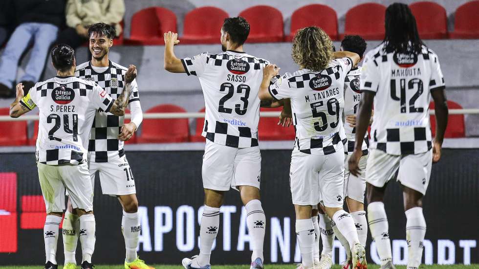 O jogador do Boavista, Miguel Reisinho, festeja após marcar o terceiro golo contra o Oliveirense durante o jogo da 3.ª eliminatória da Taça de Portugal de futebol, realizado no Estádio Carlos Osório, Oliveira de Azeméis, 22 de outubro de 2023. MANUEL FERNANDO ARAÚJO/LUSA